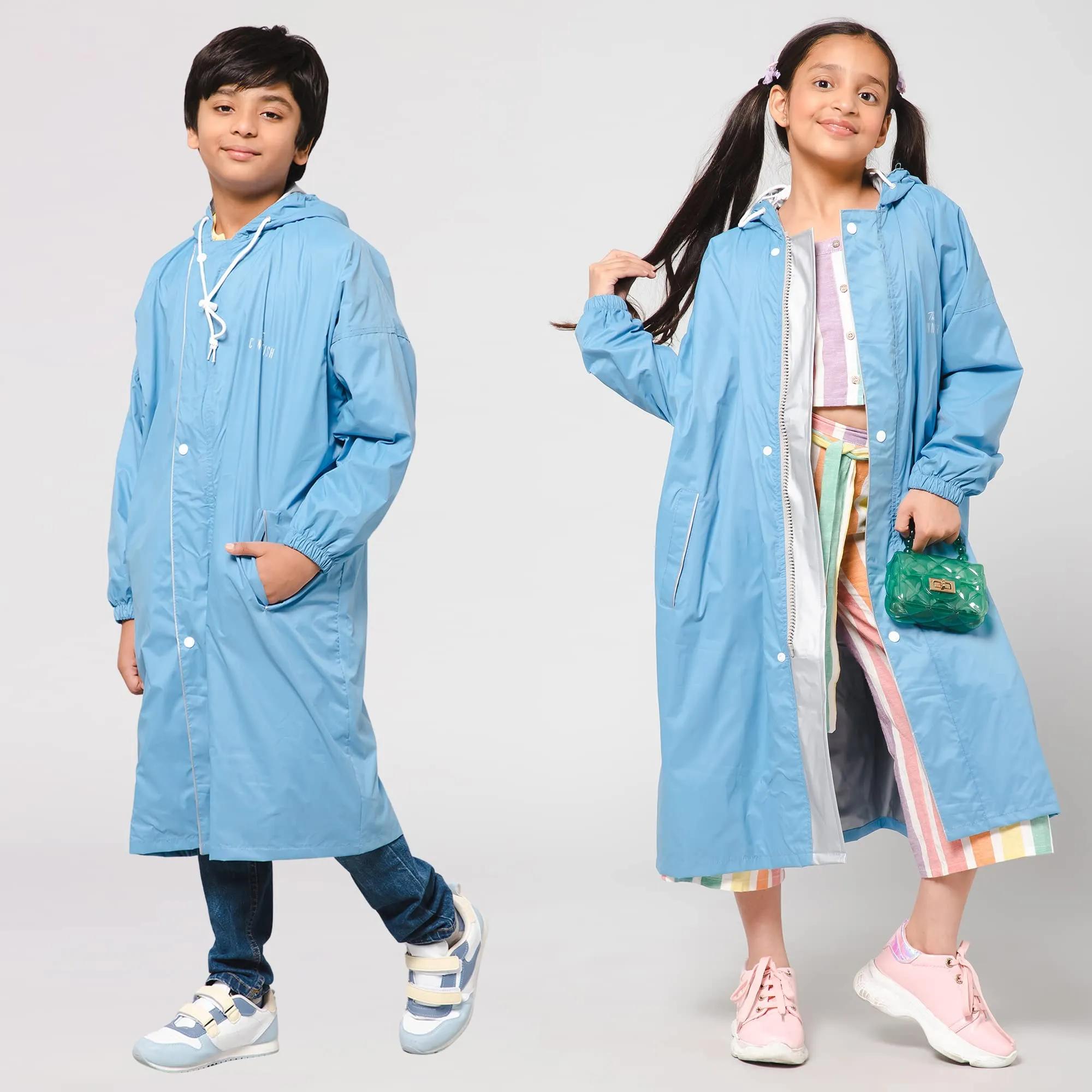 THE CLOWNFISH Cloud Chaser Series Kids Raincoat Waterproof Polyester Double Coating Reversible Longcoat with Hood and Reflector Logo at Back. Printed Plastic Pouch. Kid Age-13-14 years (Skyblue)