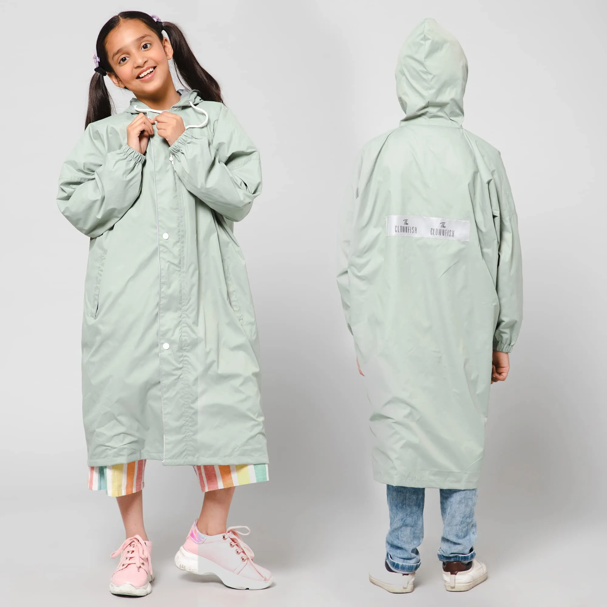 THE CLOWNFISH Cloud Chaser Series Kids Raincoat Waterproof Polyester Double Coating Reversible Longcoat with Hood and Reflector Logo at Back. Printed Plastic Pouch. Kid Age-5-6 years (Pista Green)