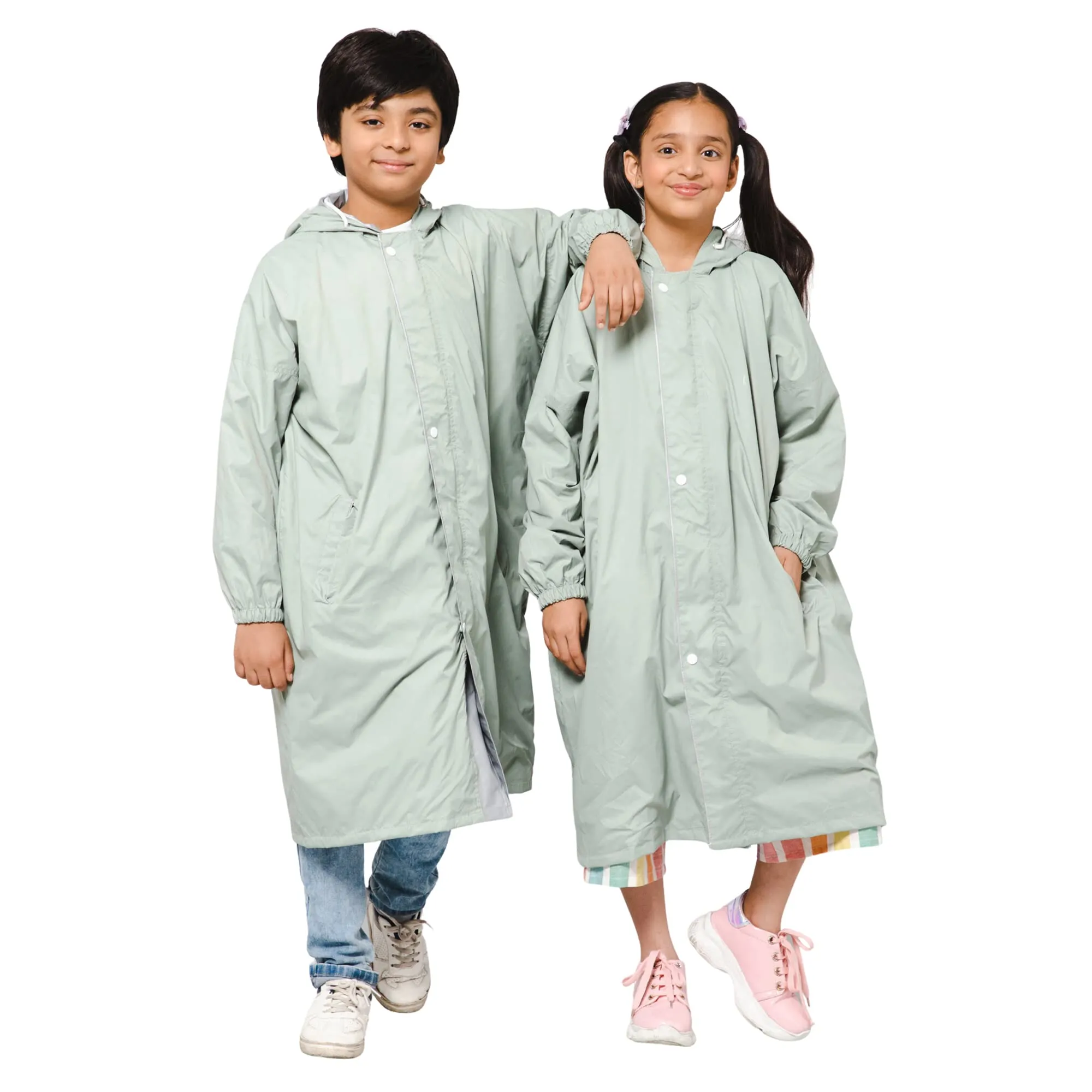 THE CLOWNFISH Cloud Chaser Series Kids Raincoat Waterproof Polyester Double Coating Reversible Longcoat with Hood and Reflector Logo at Back. Printed Plastic Pouch. Kid Age-5-6 years (Pista Green)