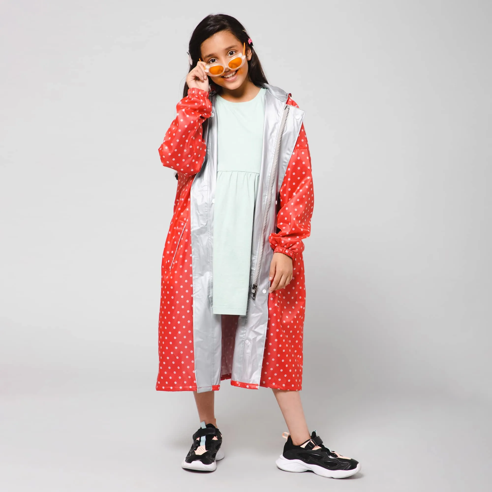 THE CLOWNFISH Drizzle Dot Series Kids Raincoat Waterproof Polyester Double Coating Reversible Longcoat with Hood and Reflector Logo at Back. Printed Plastic Pouch. Kid Age-9-10 years (Strawberry Red)